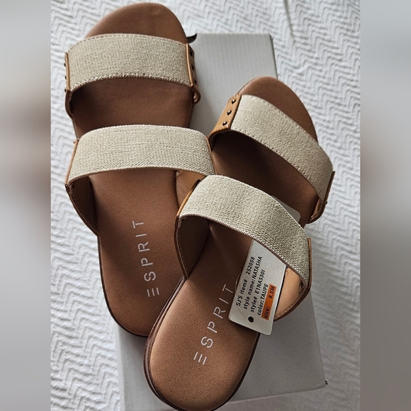Easy Spirit Ladies Casual Slip-on Flat Sandal. Color is Taupe / Tan Size 8.5 - Picture 2 of 5
